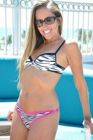 Solo girl Lori Anderson takes off her bikini while outdoors in shades on shefanatics.com