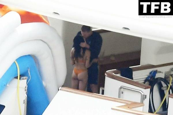 Zoe Kravitz & Channing Tatum Pack on the PDA While on a Romantic Holiday on a Mega Yacht in Italy - Italy on shefanatics.com