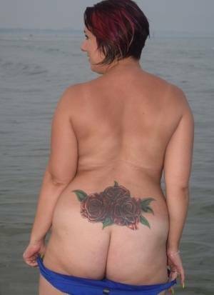 Older amateur Sara Banks poses naked in the ocean with a couple of girlfriends on shefanatics.com