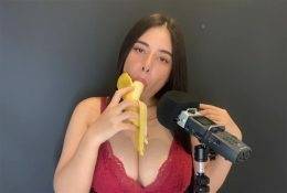 ASMR Wan Sucking a Banana Video Leaked on shefanatics.com