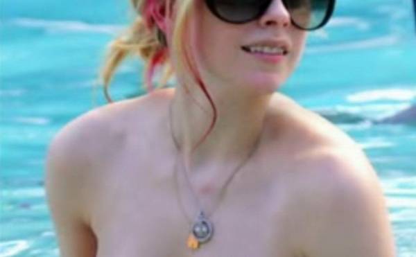 Avril Lavigne Nude on shefanatics.com