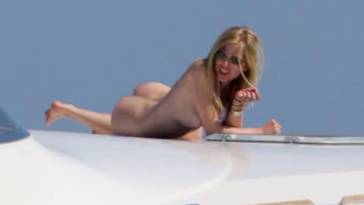 Avril Lavigne Naked on shefanatics.com