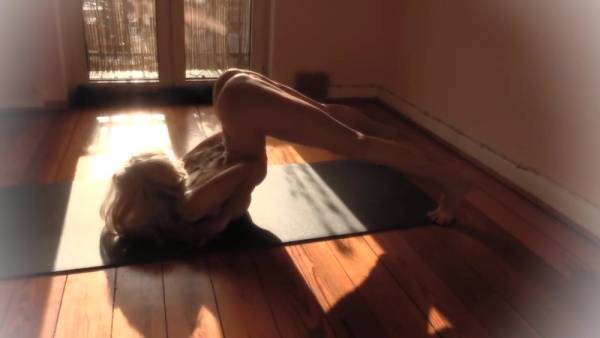 Yoga flocke nude yoga warm up yoga youtuber patreon leak xxx premium porn videos on shefanatics.com