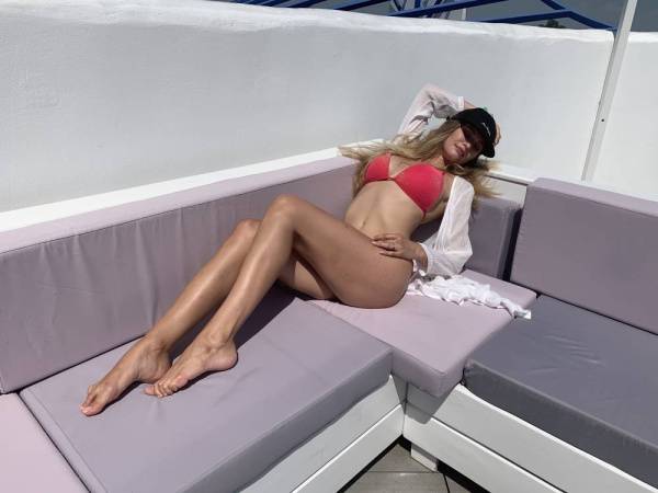 Stella Cardo & her sexy legs on shefanatics.com