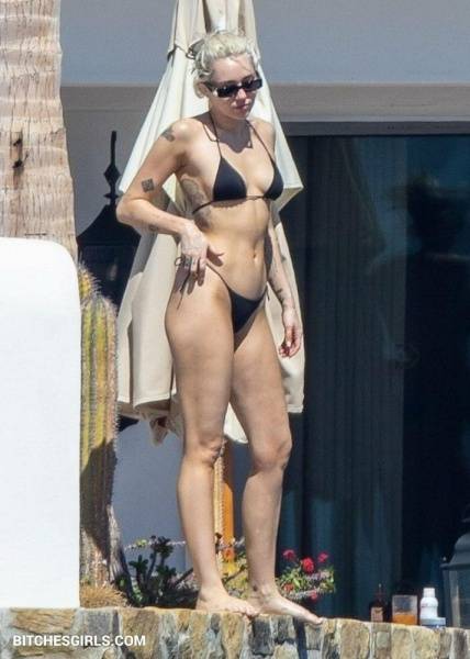 Miley Cyrus Nude Celebrity Tits Photos on shefanatics.com