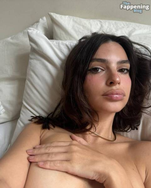 Emily Ratajkowski Takes a Few Selfies (3 Photos) on shefanatics.com