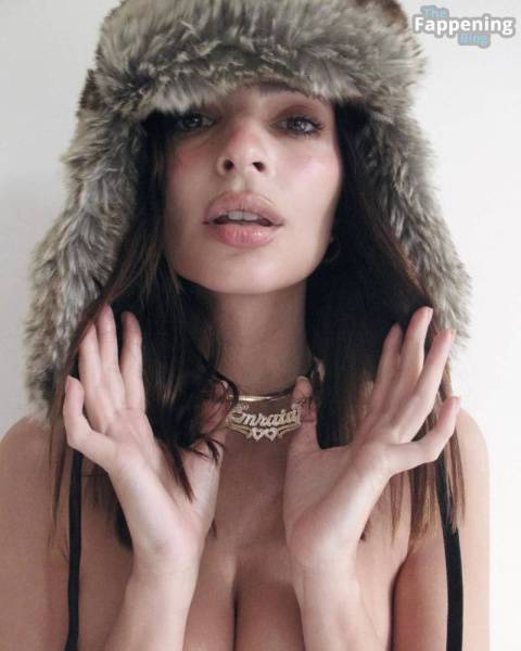 Emily Ratajkowski Topless (3 Hot Photos) on shefanatics.com