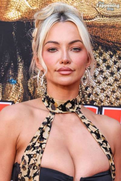 Lindsey Pelas Displays Her Sexy Boobs at the “Jackpot!” Premiere (11 Photos) - China on shefanatics.com