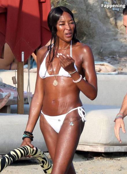 Naomi Campbell Shows Off Her Sexy Figure During Her Holiday with DJ Rampa on the Beaches of Mykonos (123 Photos) - Britain - Germany on shefanatics.com