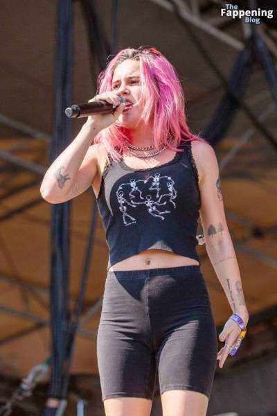 Bea Miller Shows Off Her Cameltoe on Stage (17 Photos) - Usa on shefanatics.com