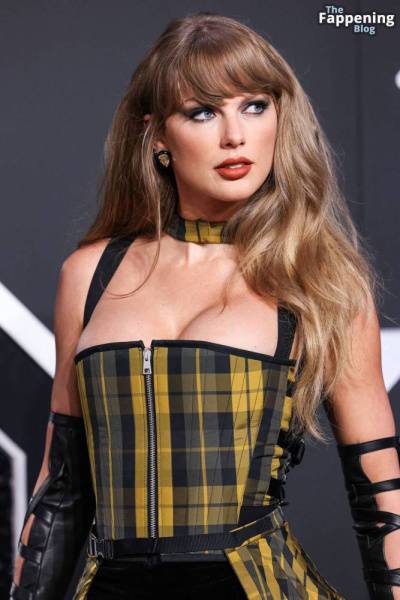 Taylor Swift Displays Nice Cleavage at the MTV VMAs (170 Photos) on shefanatics.com