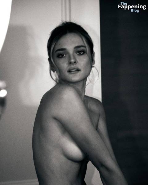 Charlotte Lawrence Topless (4 Photos) on shefanatics.com